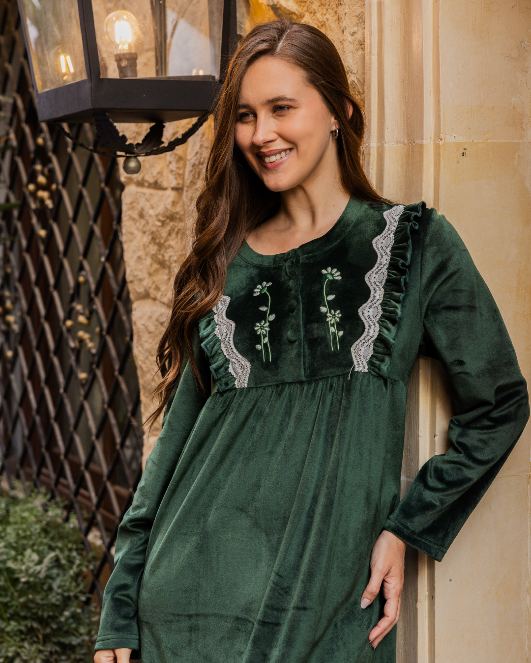 قميص حريمي طويل قطيفة دانتيل تطريز وردة