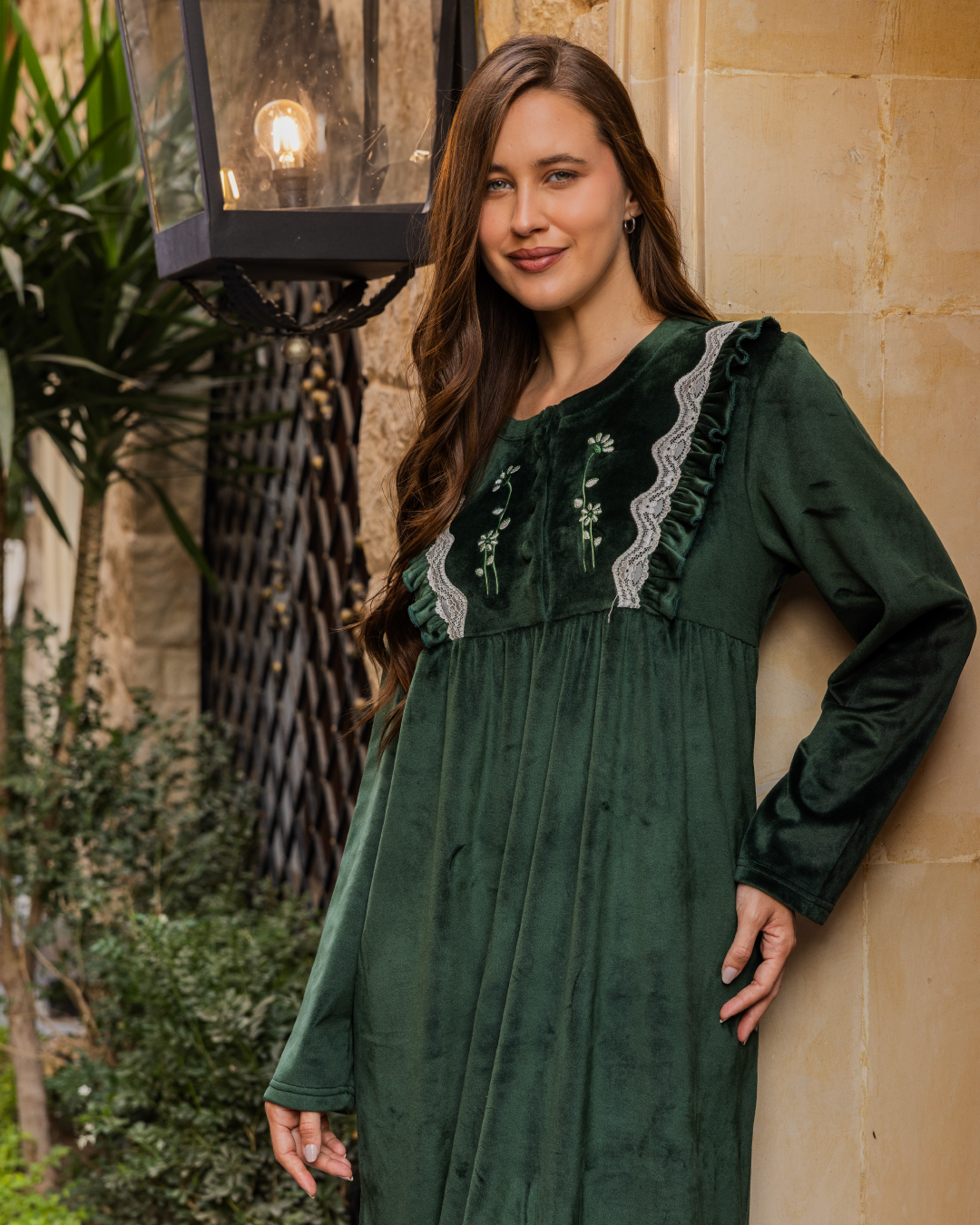 قميص حريمي طويل قطيفة دانتيل تطريز وردة