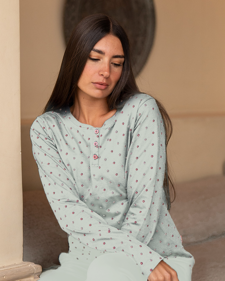 Women's pajamas printed with buttons