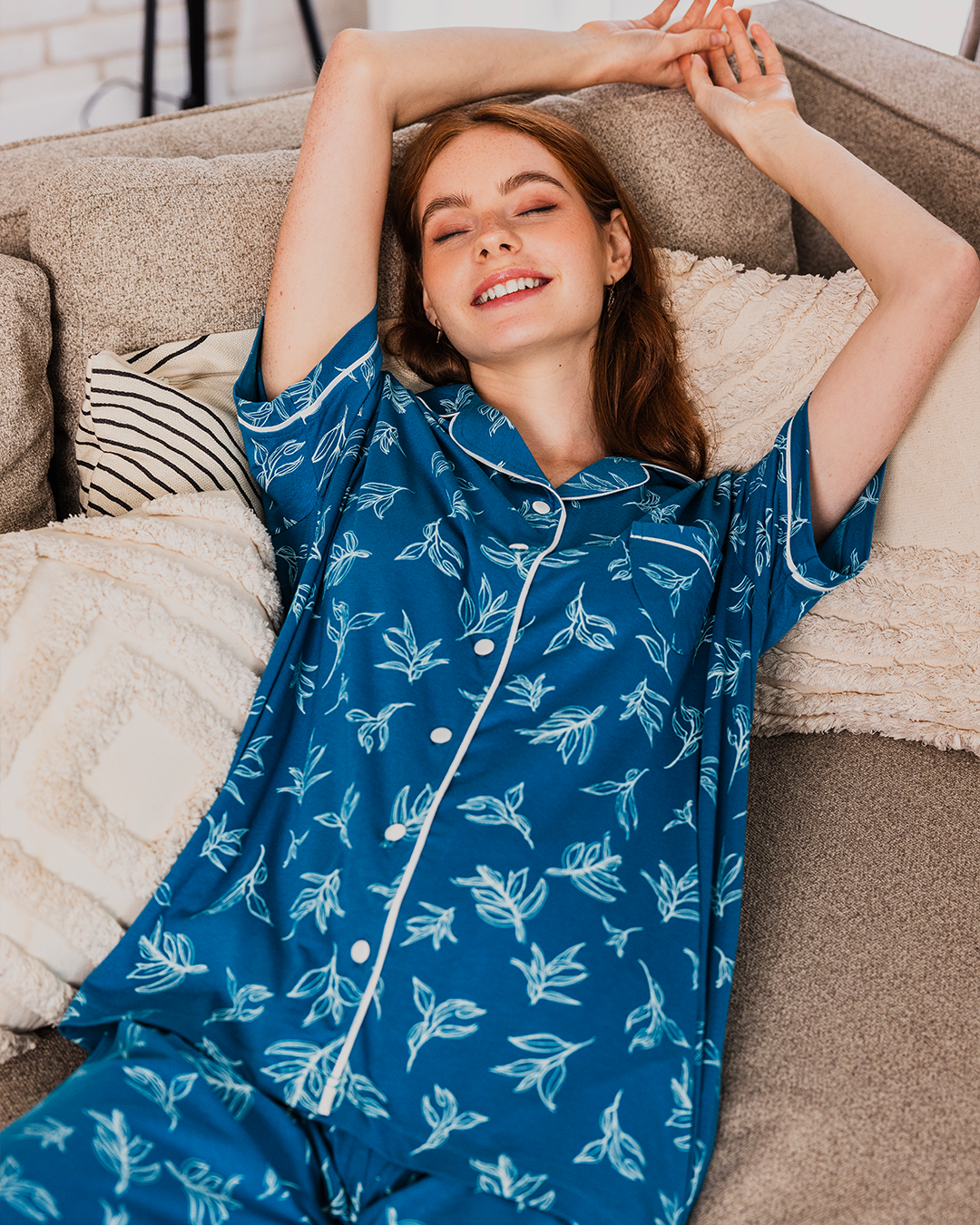 Women's classic seven-button pajamas with leaf print