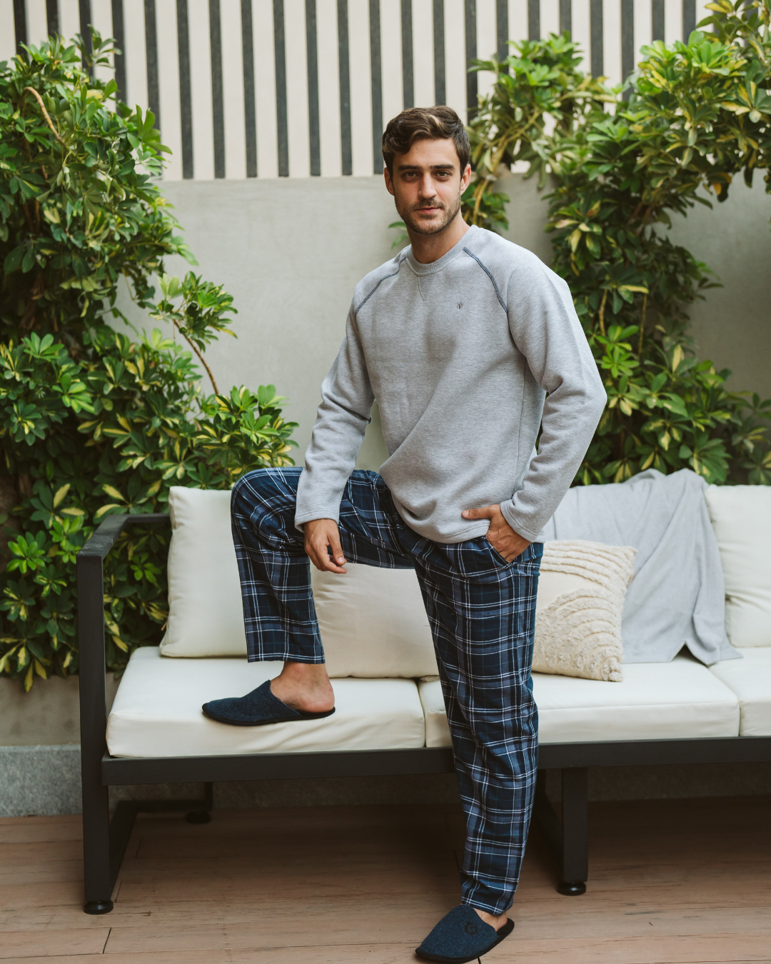 بيجاما رجالى سادة  نسيج كاروه سويت شيرت سادة كم طويل رجلان برش مع رقبة روند وقصة صدر