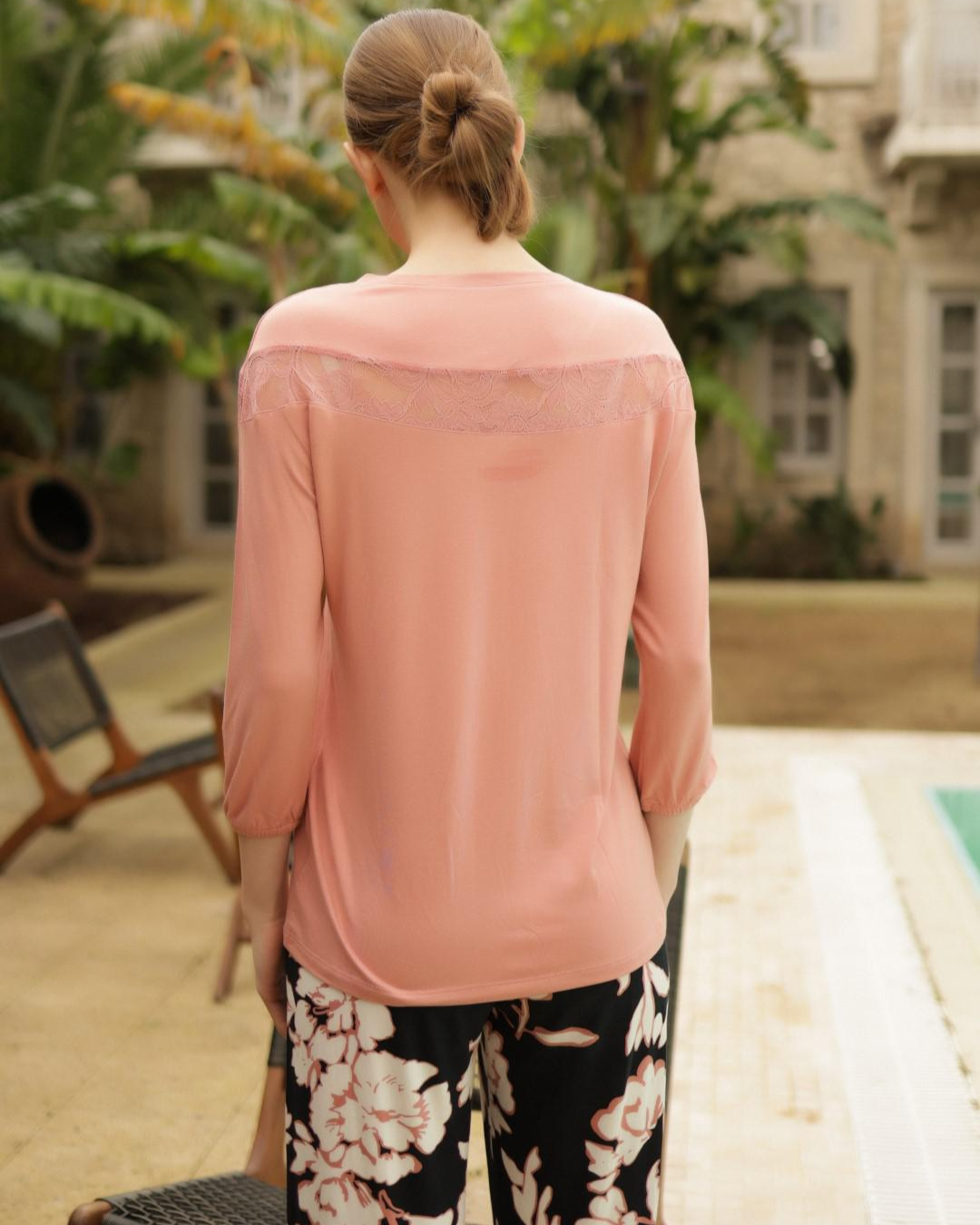 بيجامه حريمي تيشرت تلت كم رقبه سبعه دانتيل علي الصدر وبنطلون مشجر