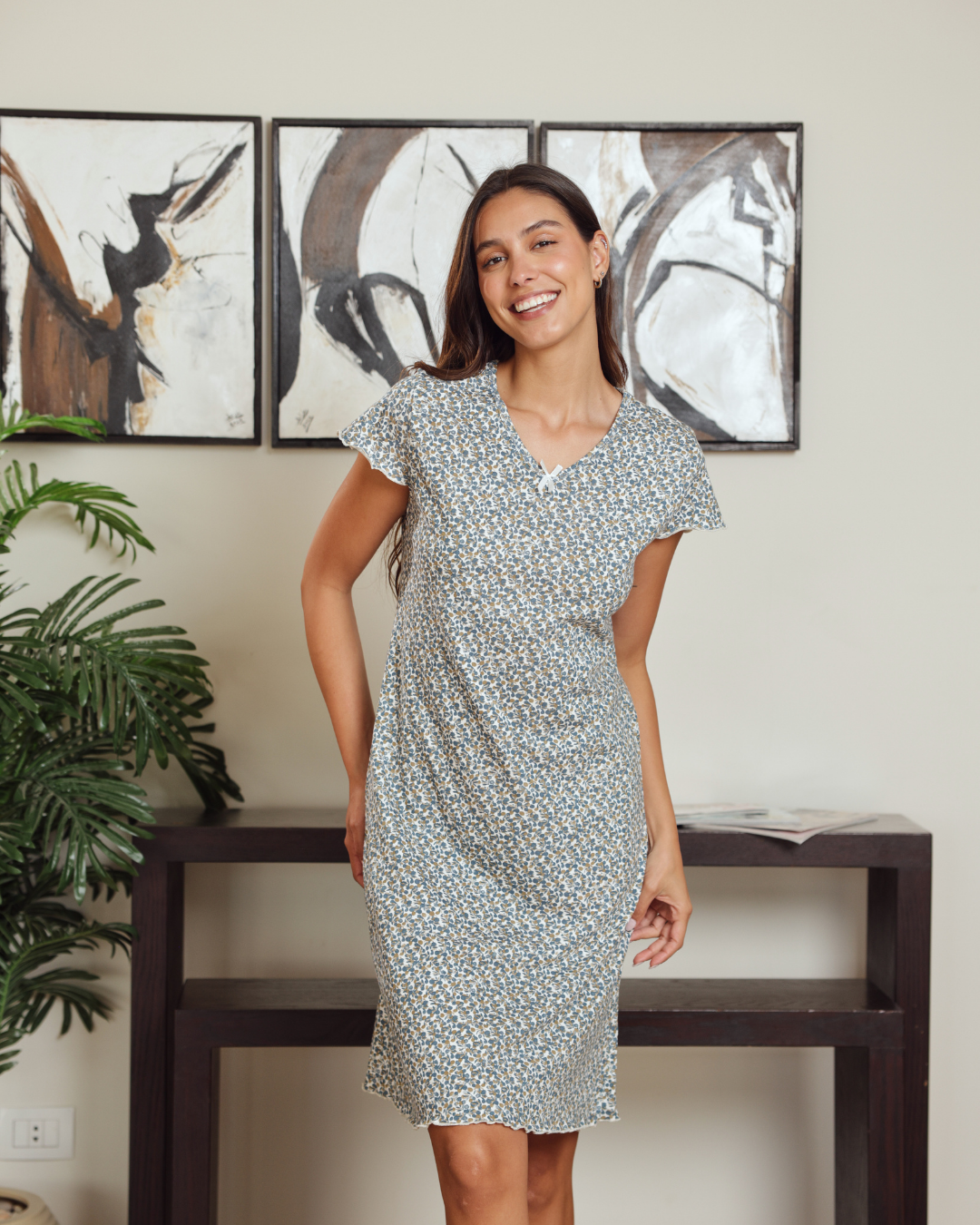 Women's short-sleeved night shirt with a pattern