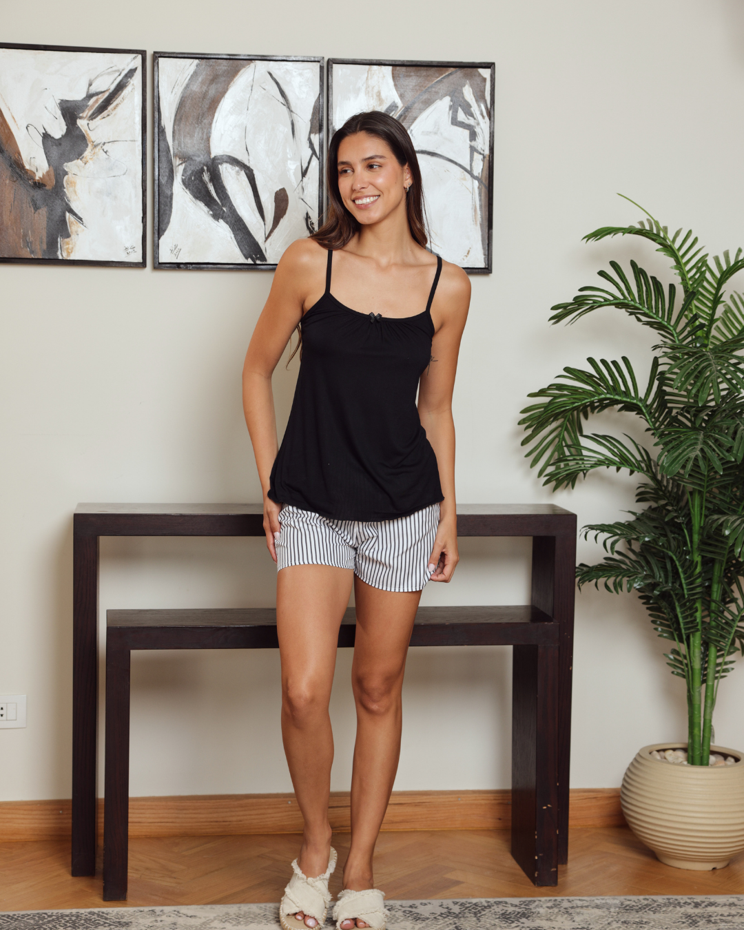 بيجاما حريمي حمالة ساده و شورت مقلم