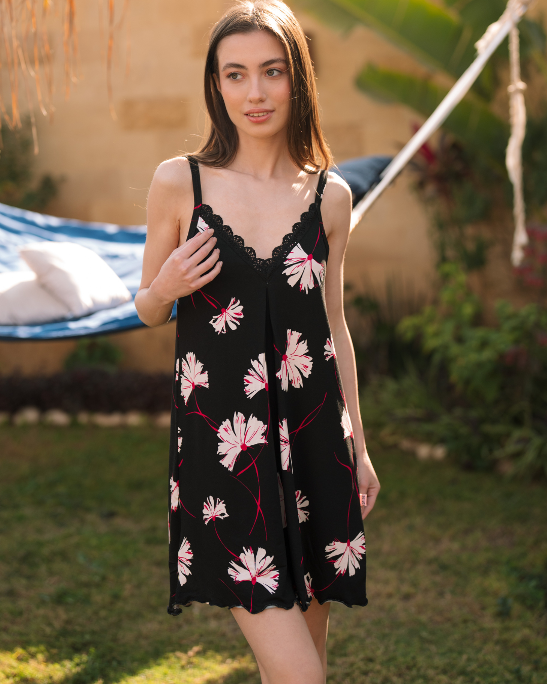 v قميص حماله ورد