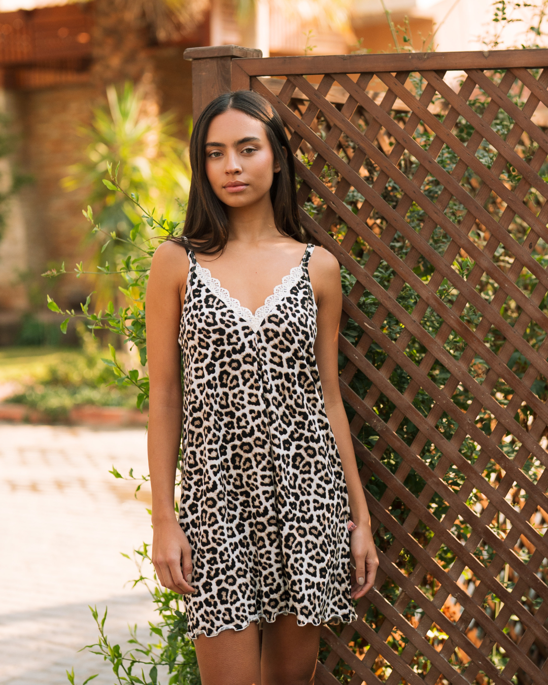 v قميص حماله ورد