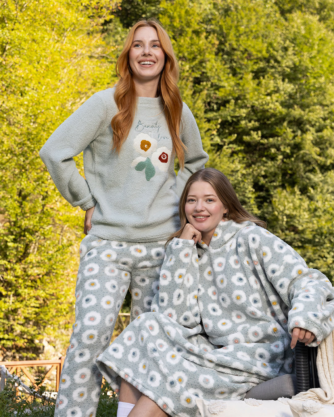 Rose blanket with oversized hoodie