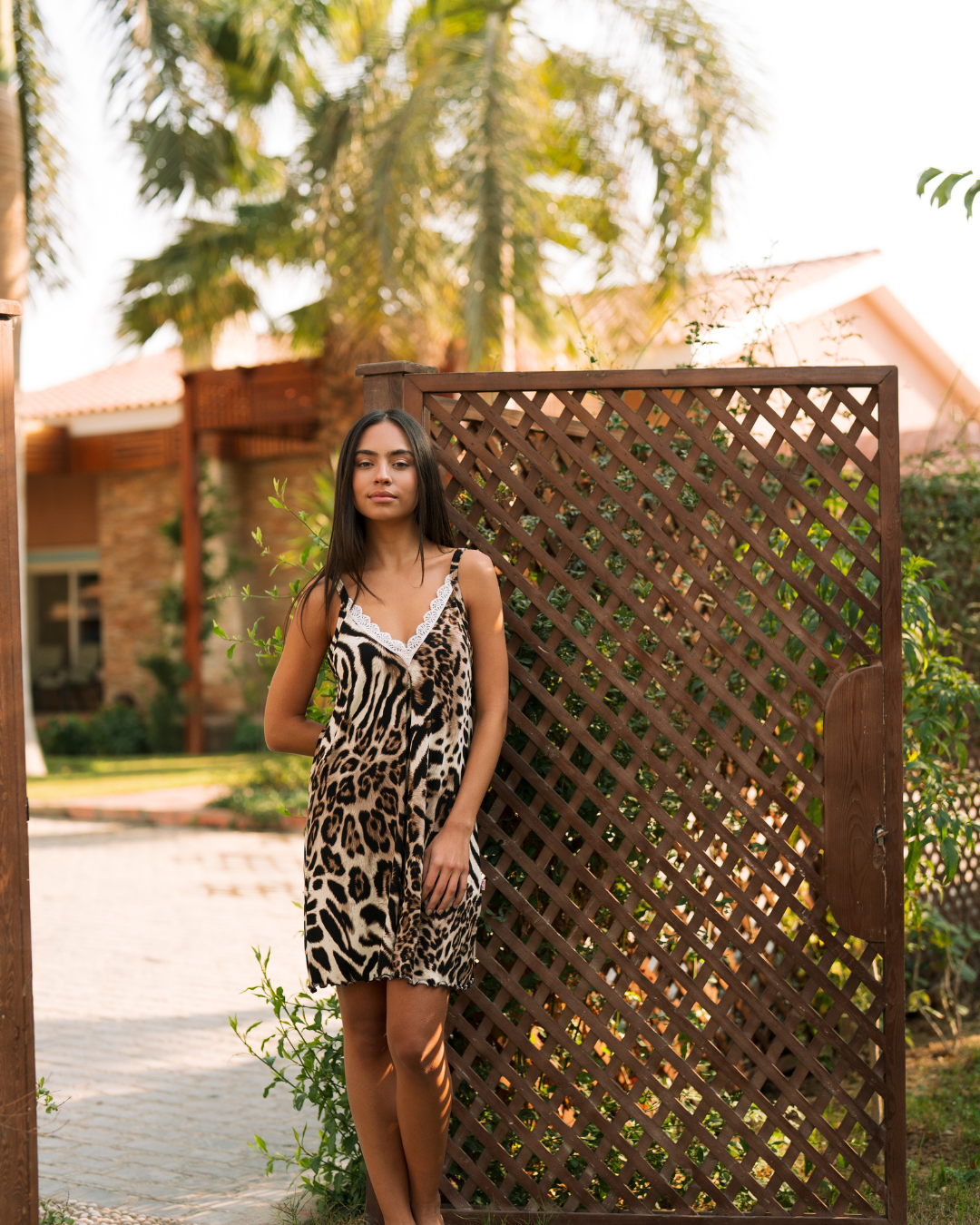 v قميص حماله ورد