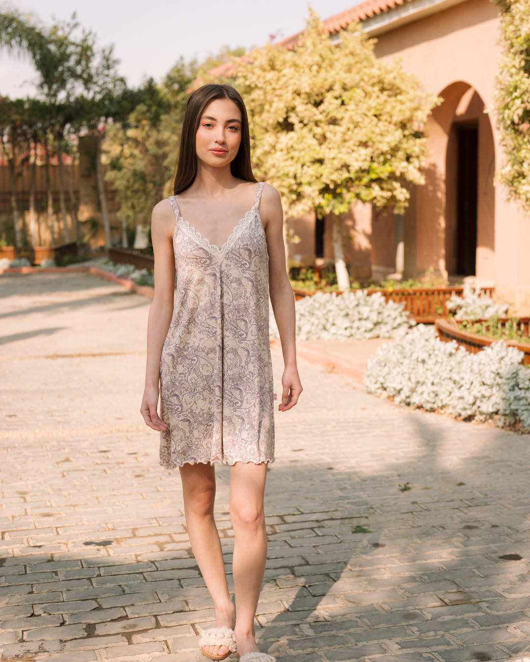 v قميص حماله ورد