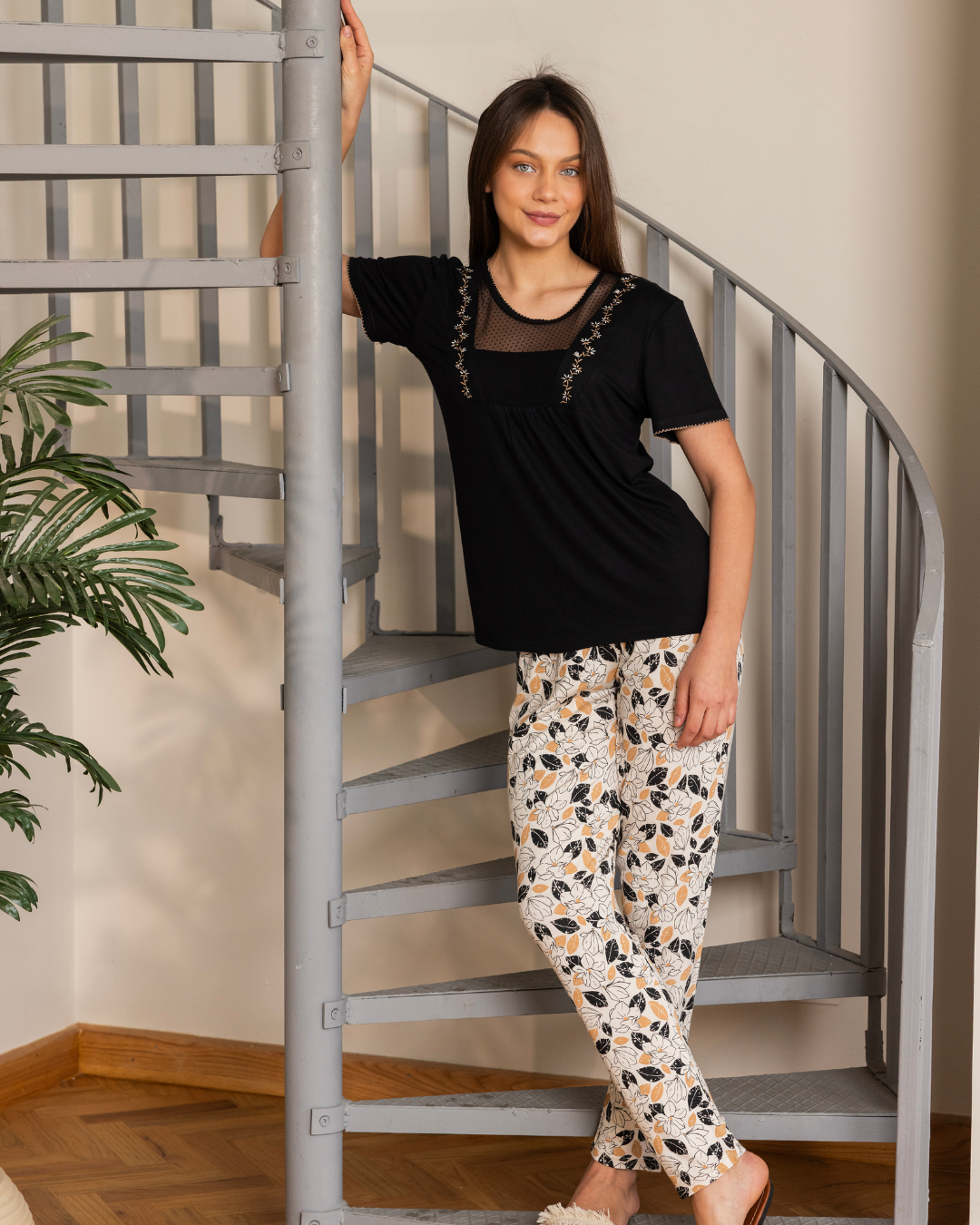 بيجاما حريمي نصف كم بنطلون تطريز  ورد على الصدر مع دانتيل