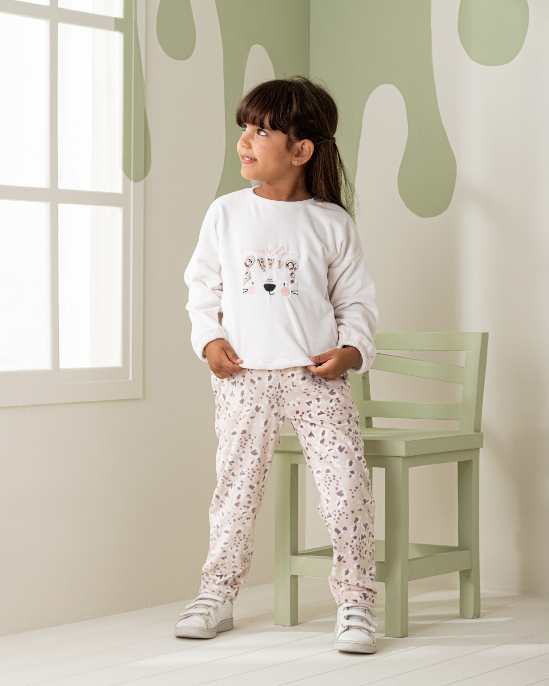 Wild young girls' pajamas with sleeves and Heidi pants