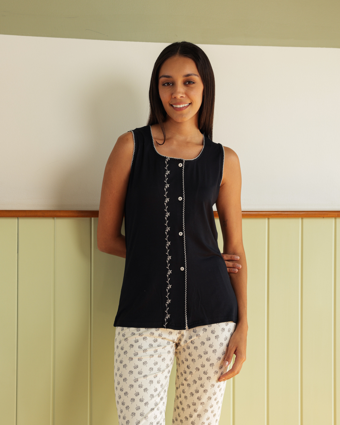 Women's pajamas, a wide shoulder, opened the buttons of long trousers, printing small rose