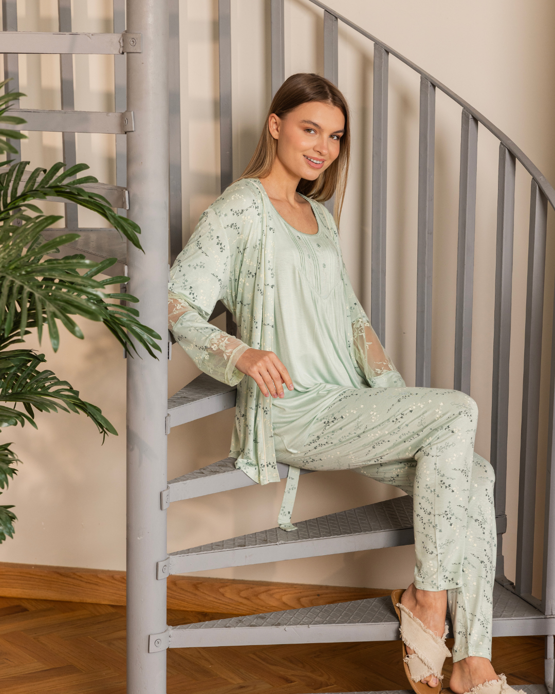 بيجاما حريمي 3قطع كتف عريض و بنطلون و روب قصير كم طويل