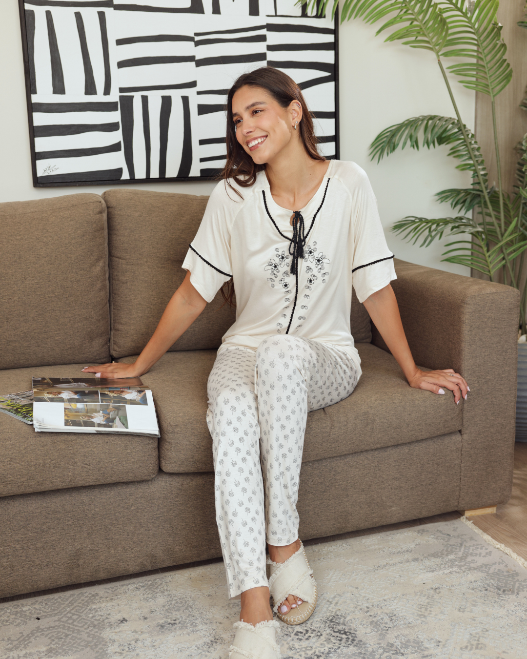 بيجاما حريمي نصف كم بنطلون تطريز ازهار