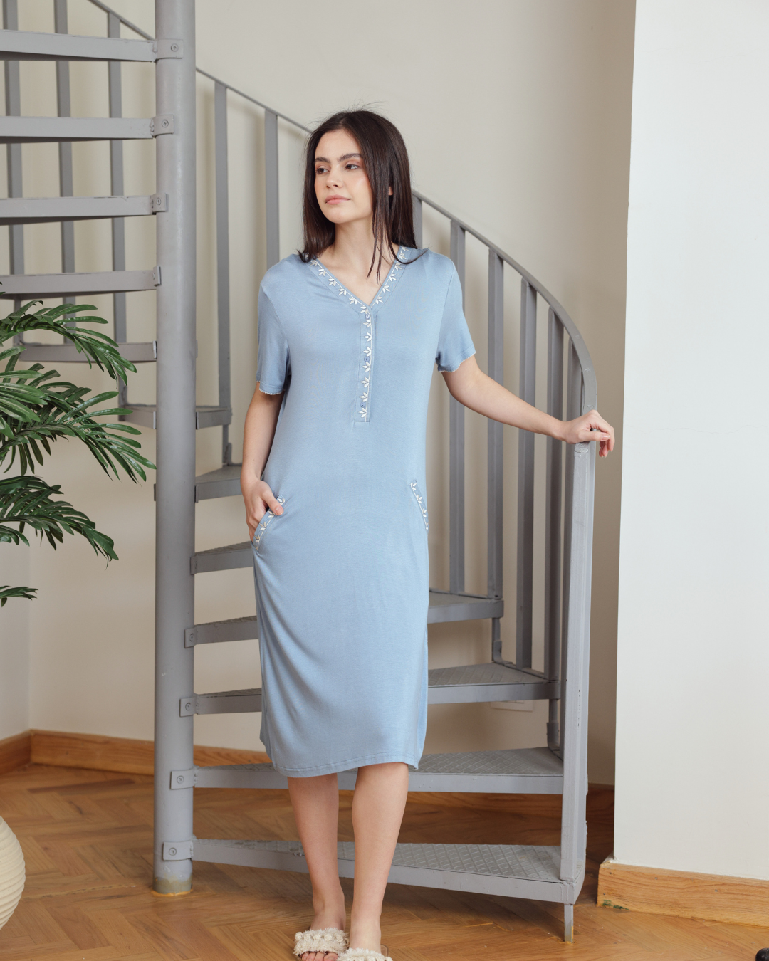 نايت شيرت قصيرة نصف كم جيب وتطريز ورق شجر