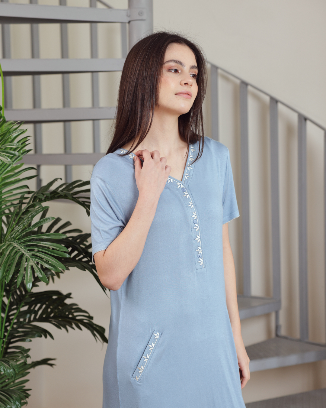 نايت شيرت قصيرة نصف كم جيب وتطريز ورق شجر