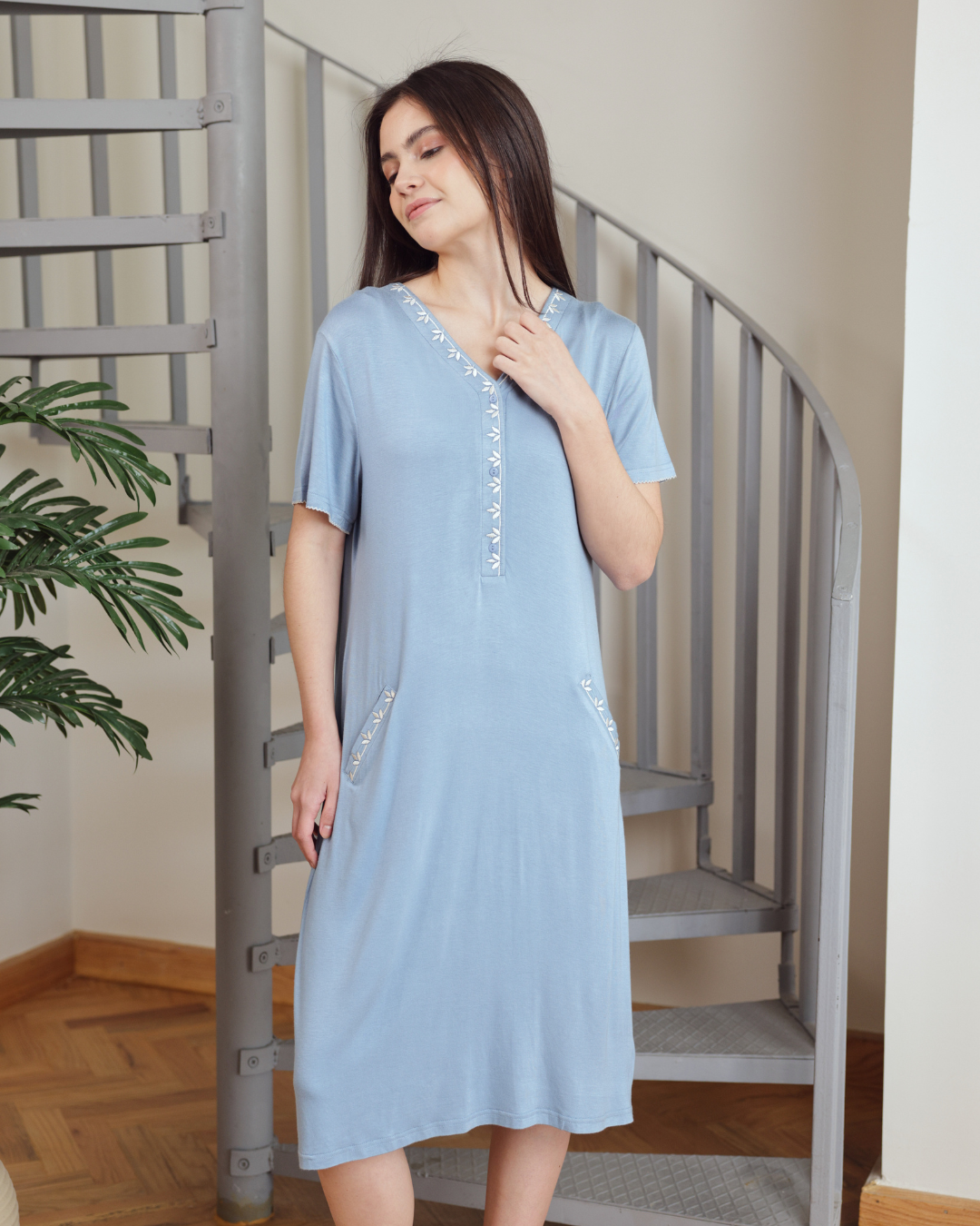 نايت شيرت قصيرة نصف كم جيب وتطريز ورق شجر