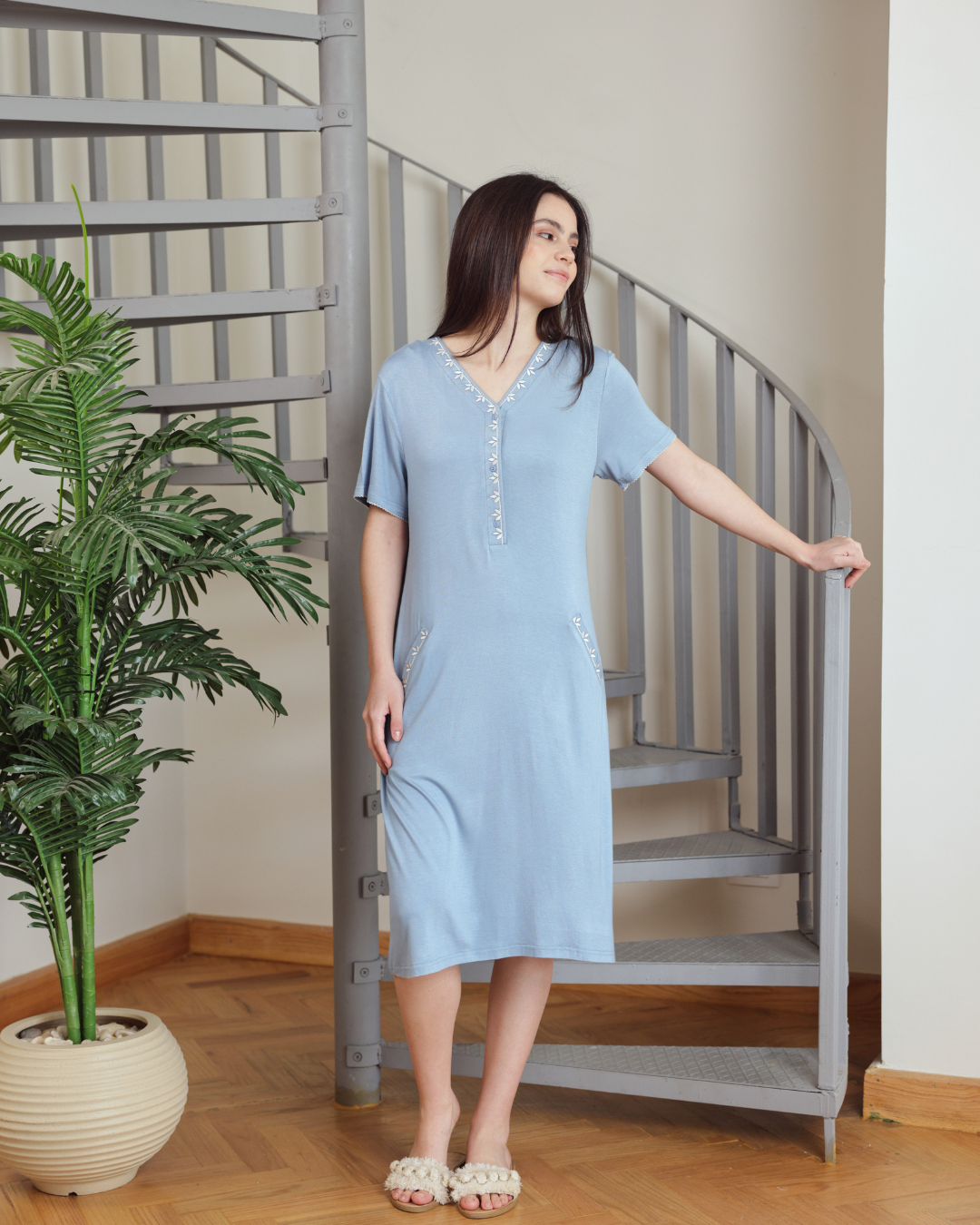 نايت شيرت قصيرة نصف كم جيب وتطريز ورق شجر