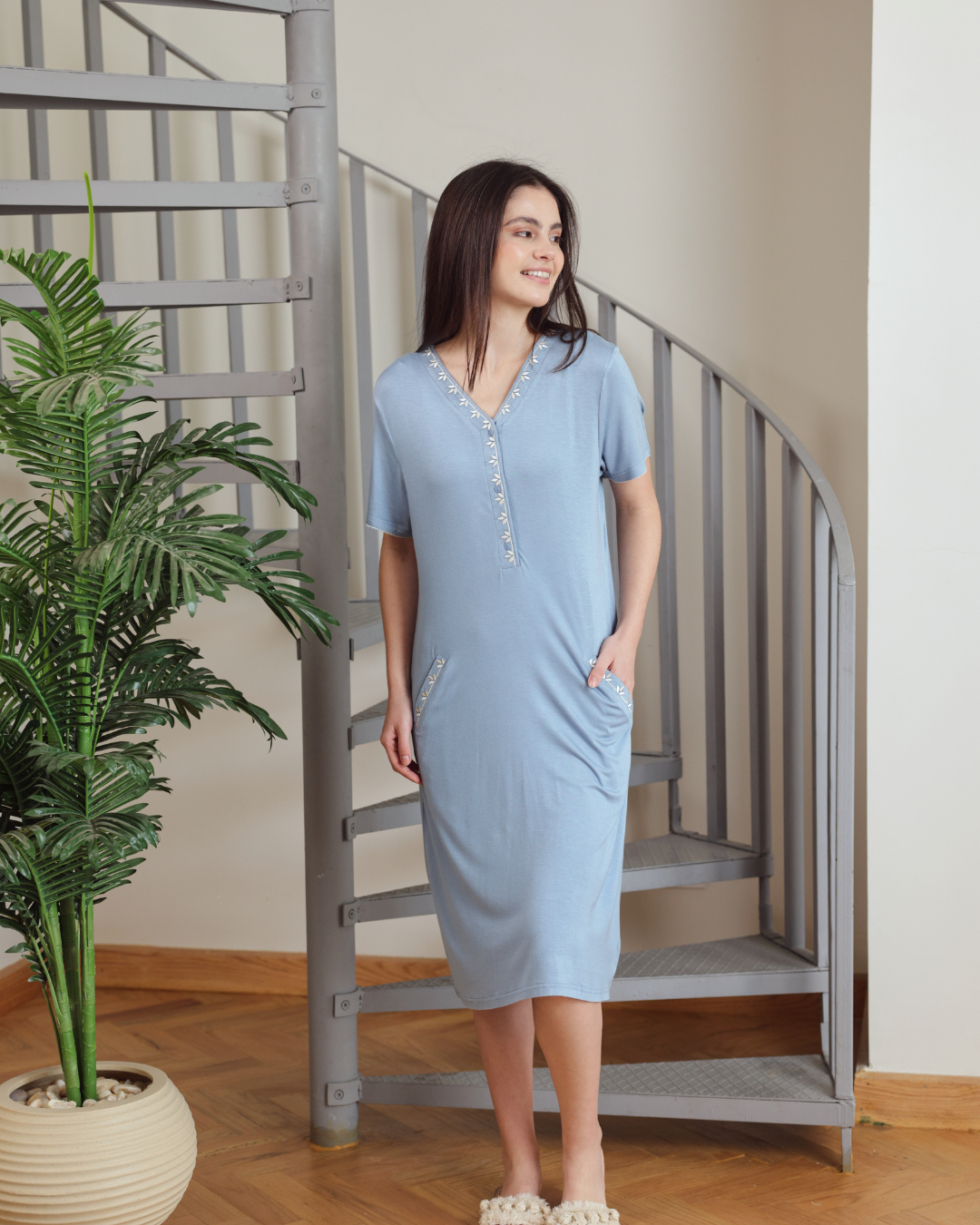 نايت شيرت قصيرة نصف كم جيب وتطريز ورق شجر