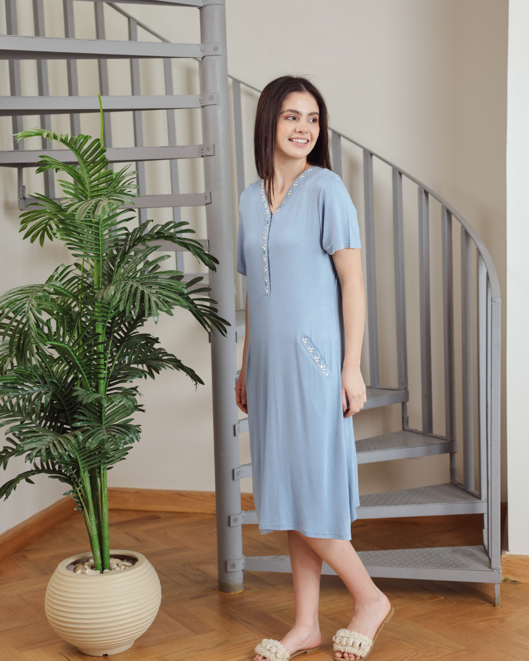 نايت شيرت قصيرة نصف كم جيب وتطريز ورق شجر