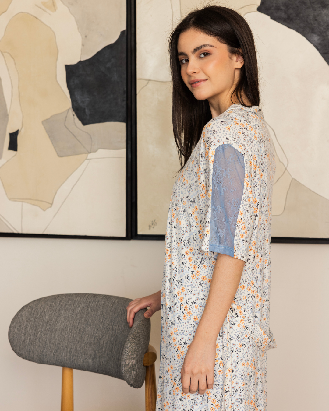 نايت شيرت قصيرة حمالة رفيعة مع روب قصير نصف كم طباعة ورد صغير