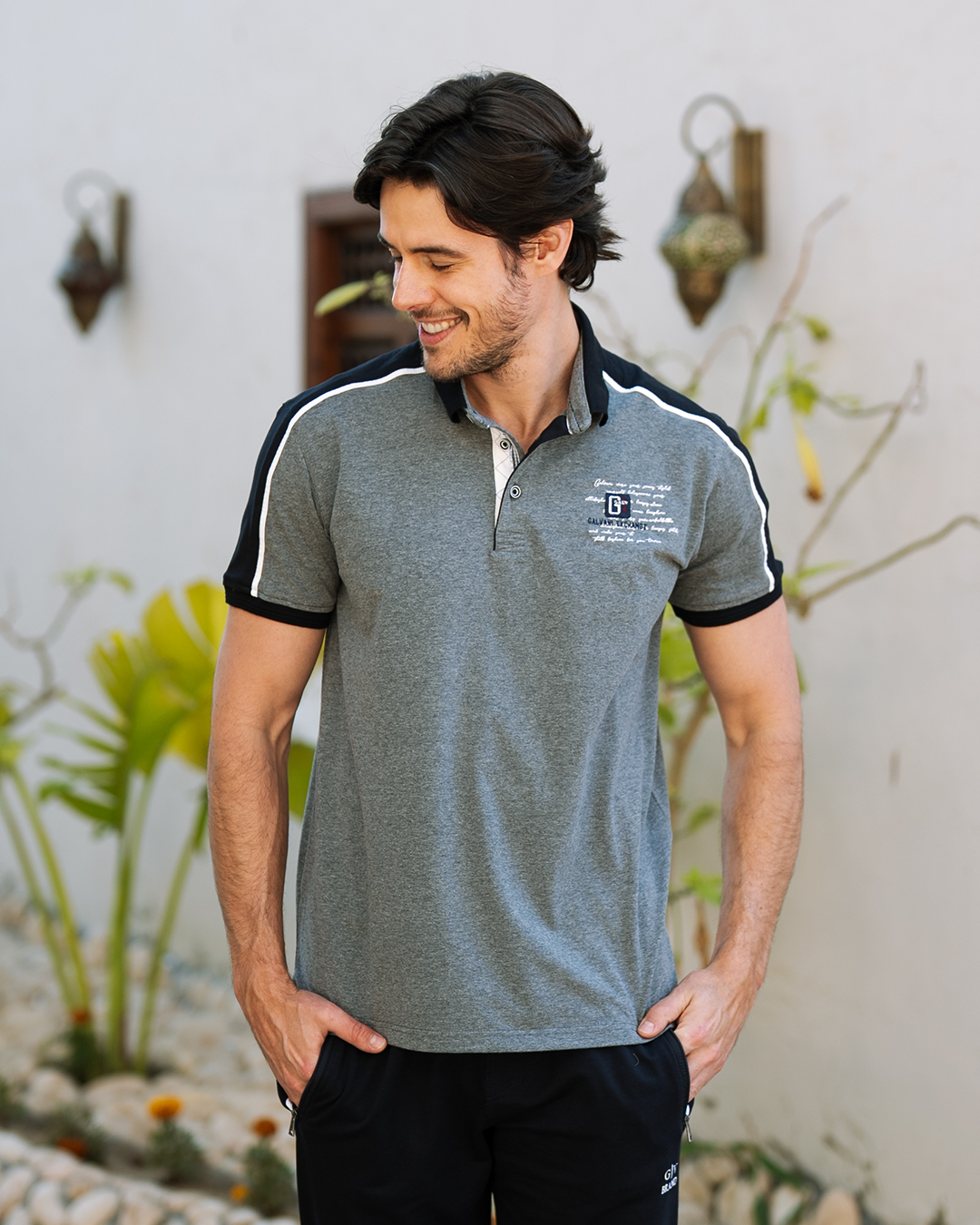 Basic Men's pajamas text how many collar and trousers