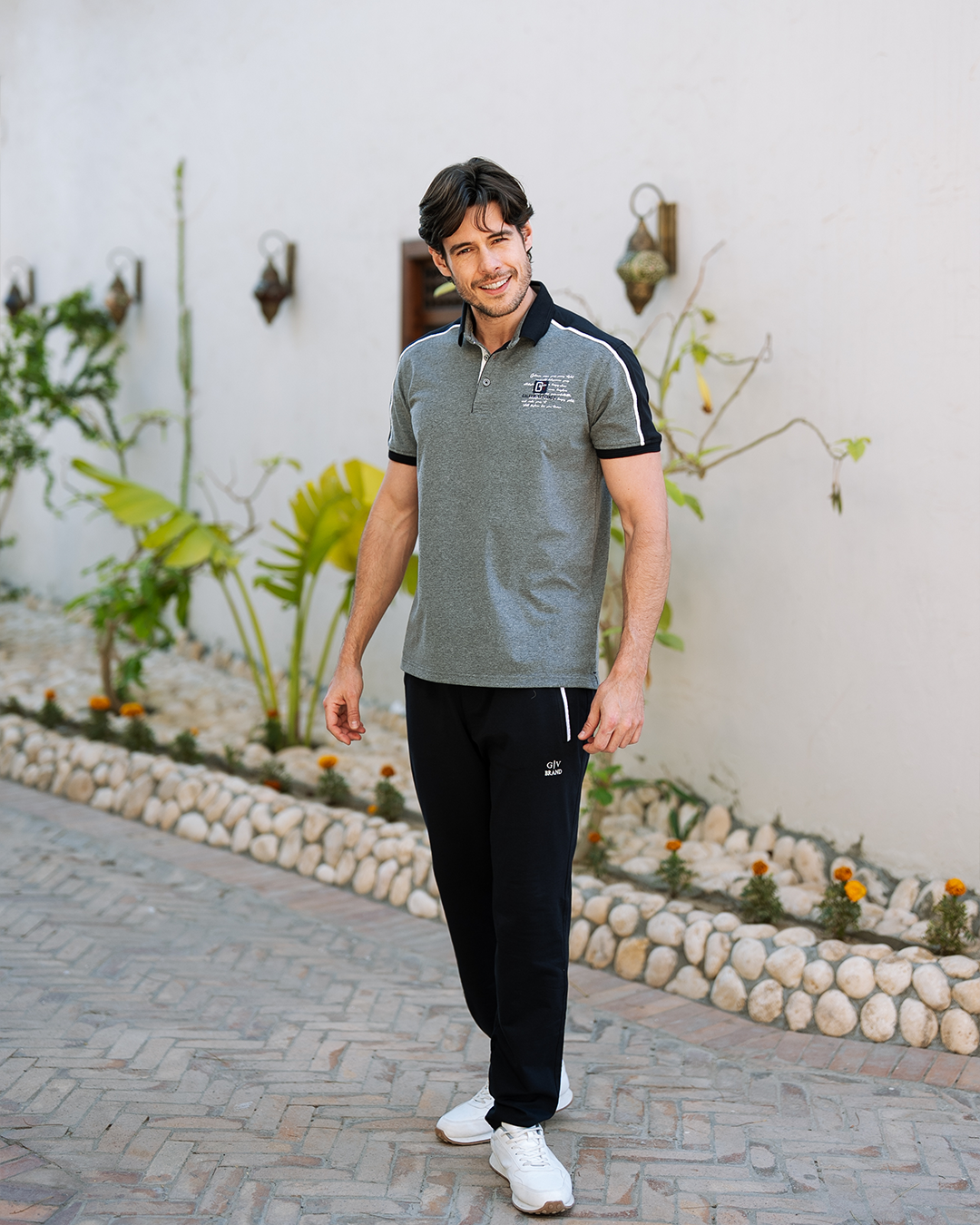 Basic Men's pajamas text how many collar and trousers