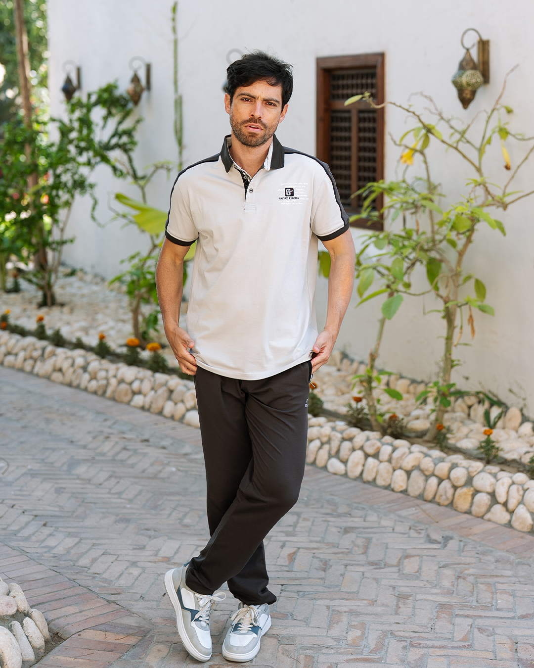 Basic Men's pajamas text how many collar and trousers