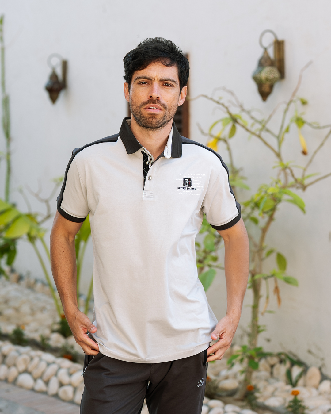 Basic Men's pajamas text how many collar and trousers