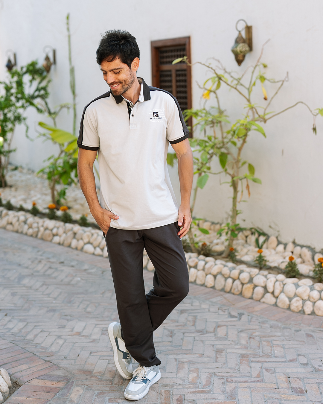 Basic Men's pajamas text how many collar and trousers