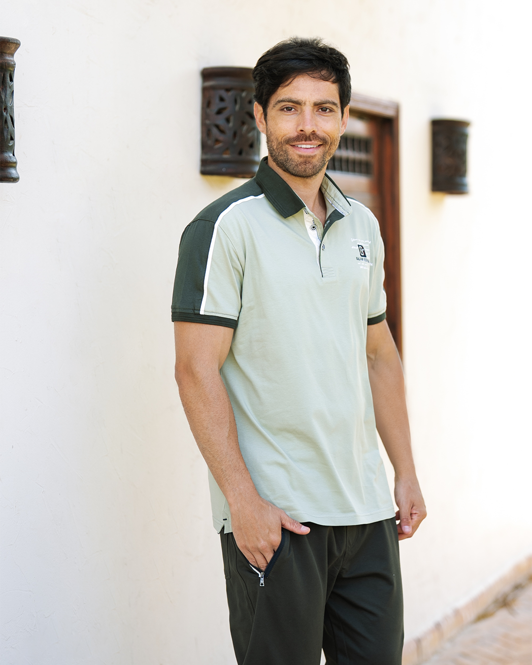 Basic Men's pajamas text how many collar and trousers