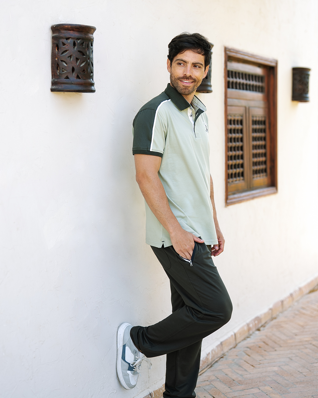 Basic Men's pajamas text how many collar and trousers