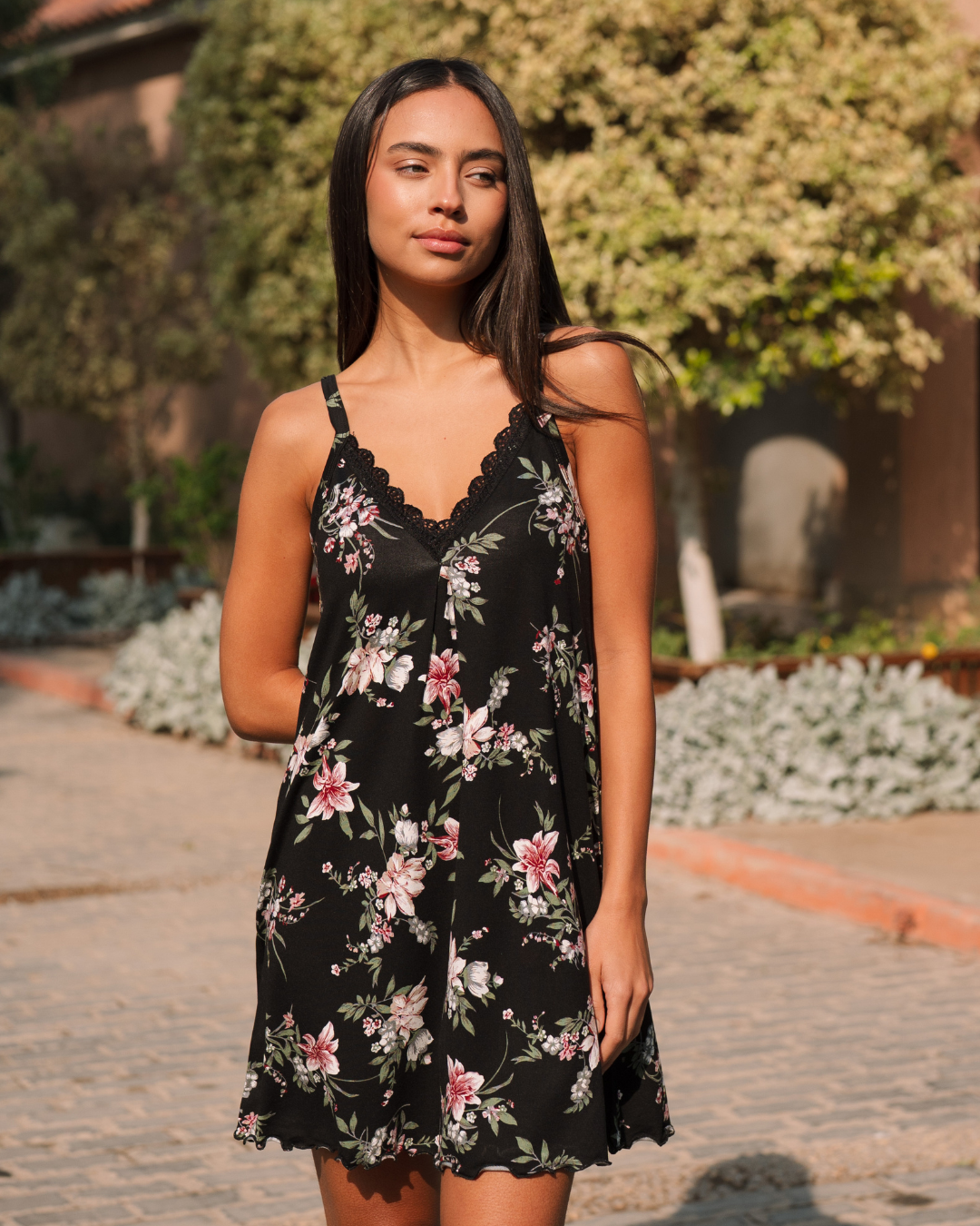 v قميص حماله ورد