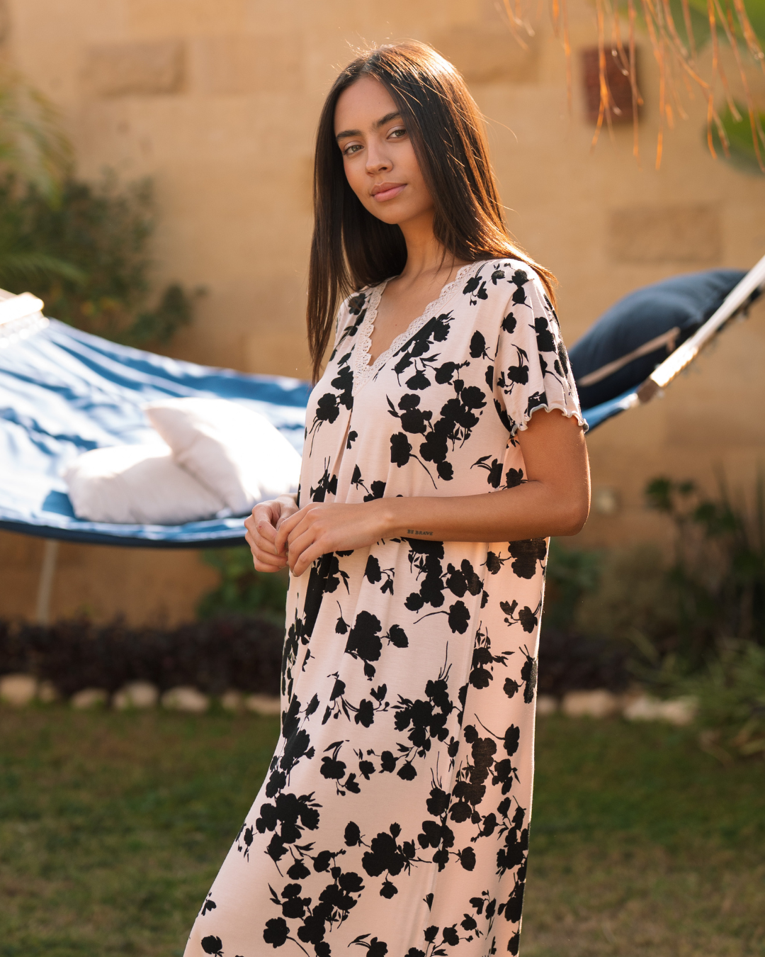 v قميص نص كم كولونه