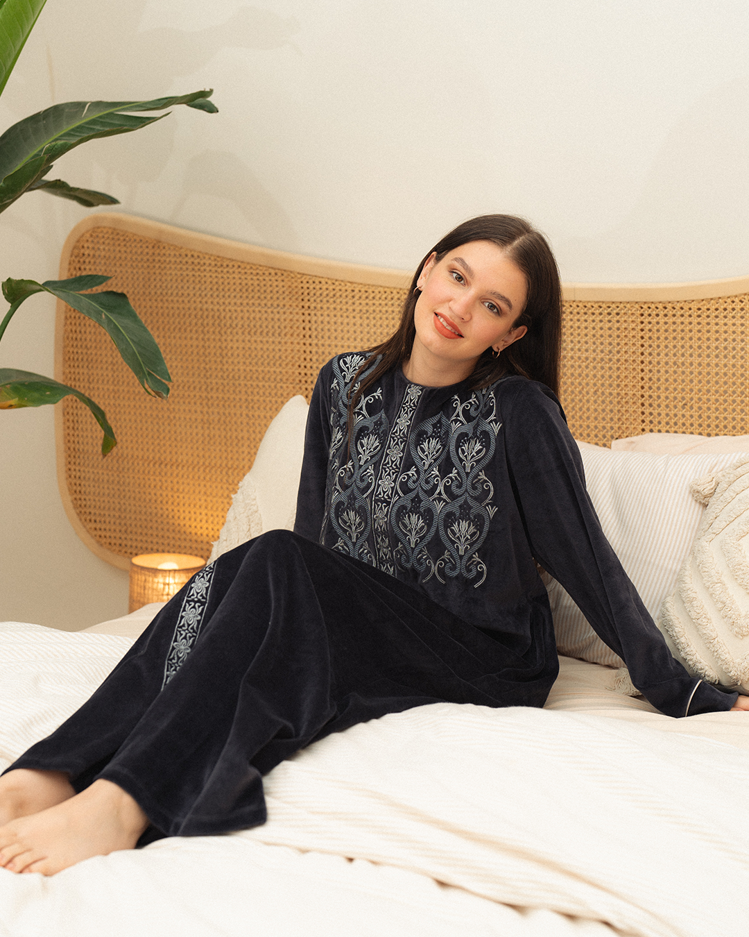 Women's jalabiya with back zipper, embroidery on the chest, velvet