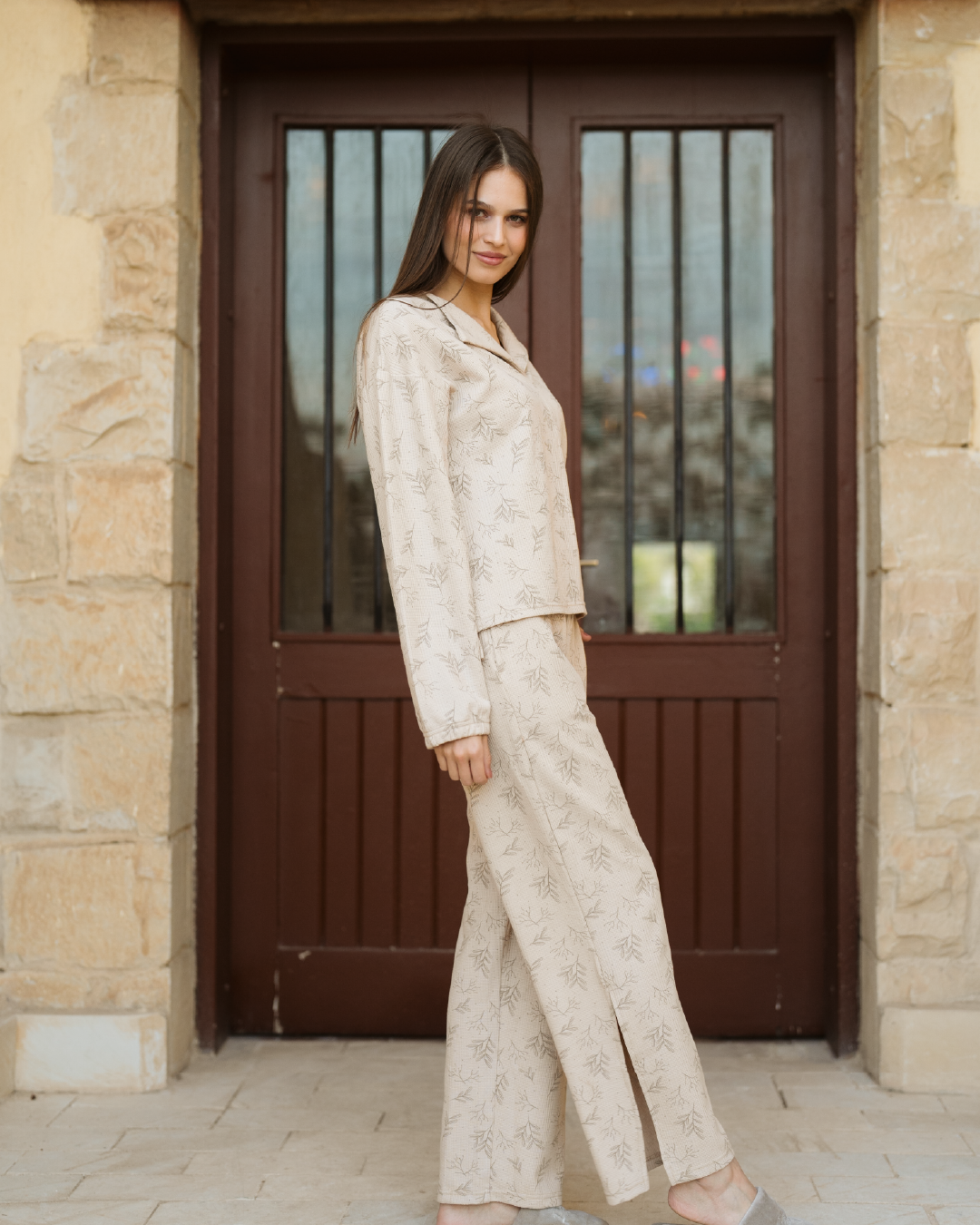 Spring vibes Women's pajamas with long sleeves and trousers with a slit on the side