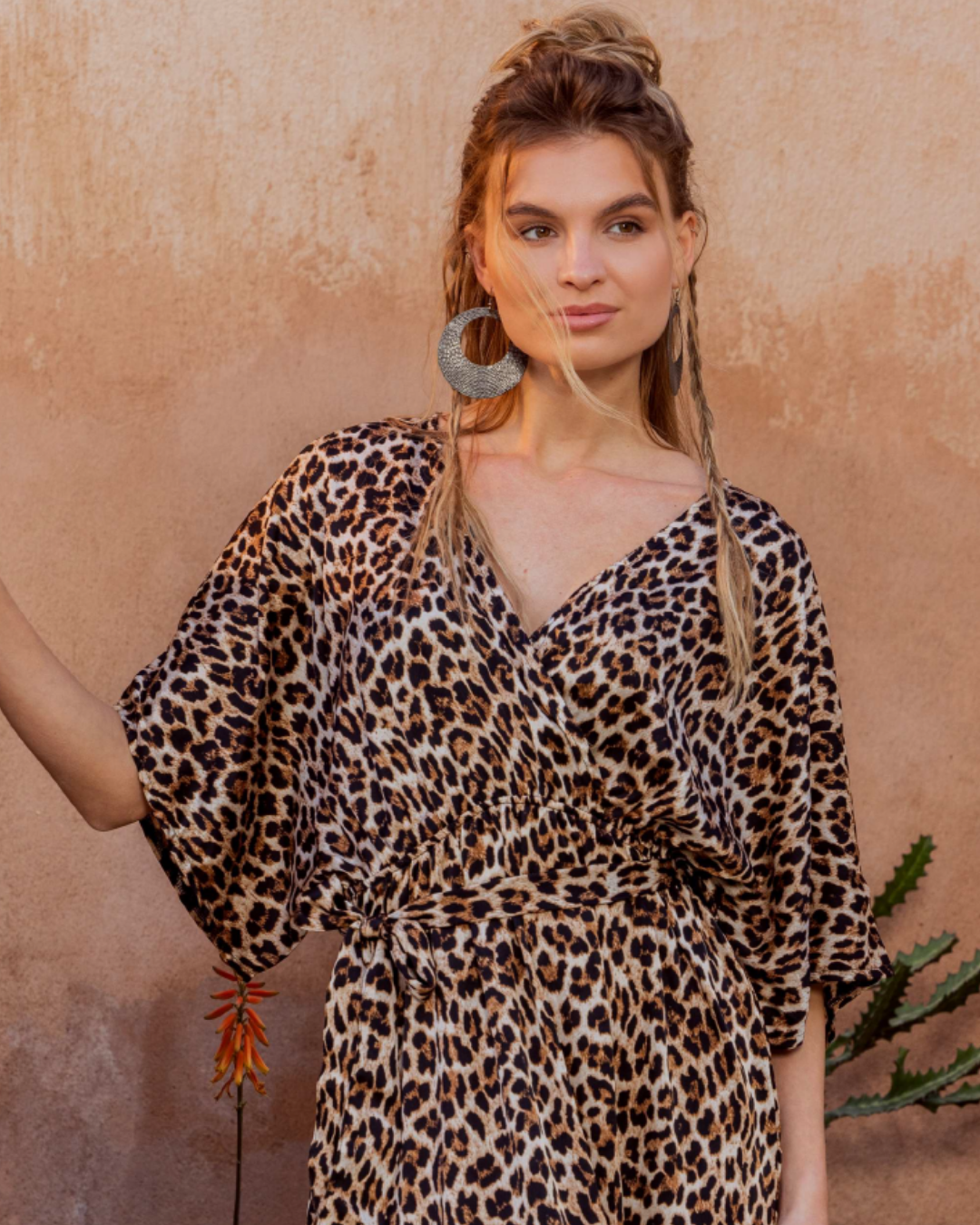 Vنايت شيرت مفتوح بزراير و رباط وسط حرف