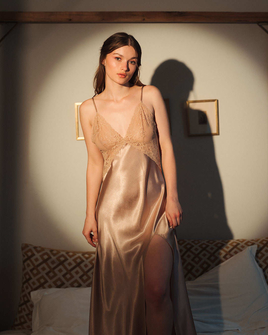 قميص  ساتان طويل بدانتل