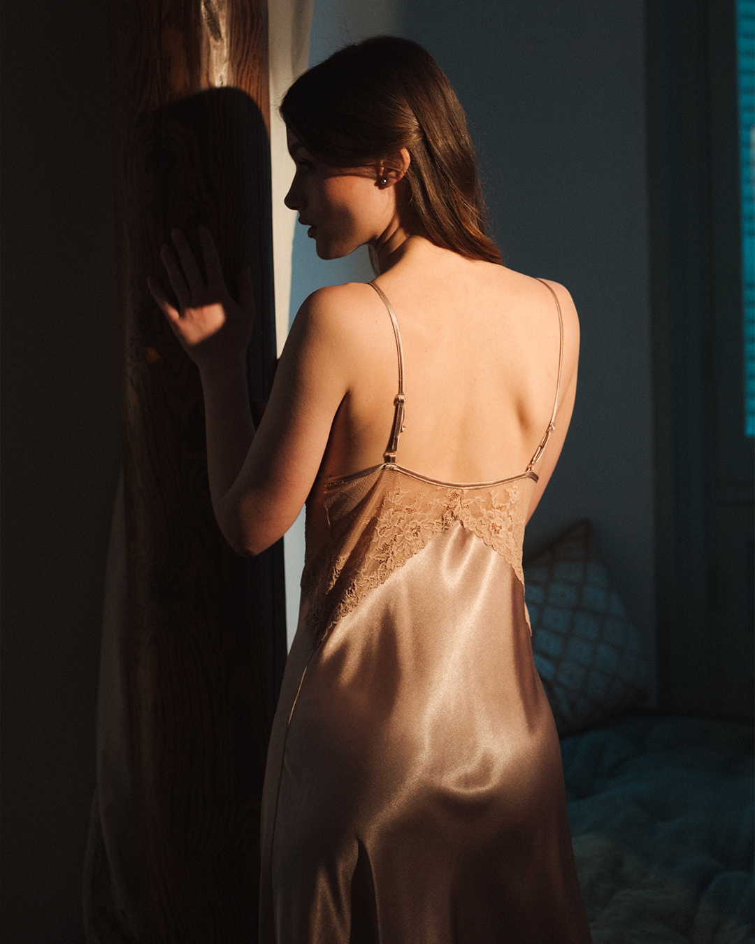 قميص  ساتان طويل بدانتل