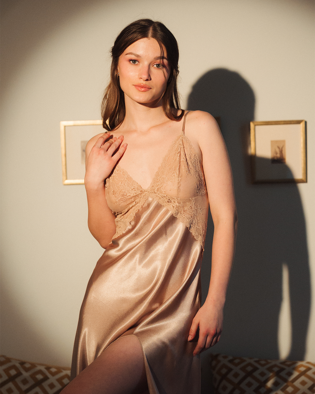 قميص  ساتان طويل بدانتل