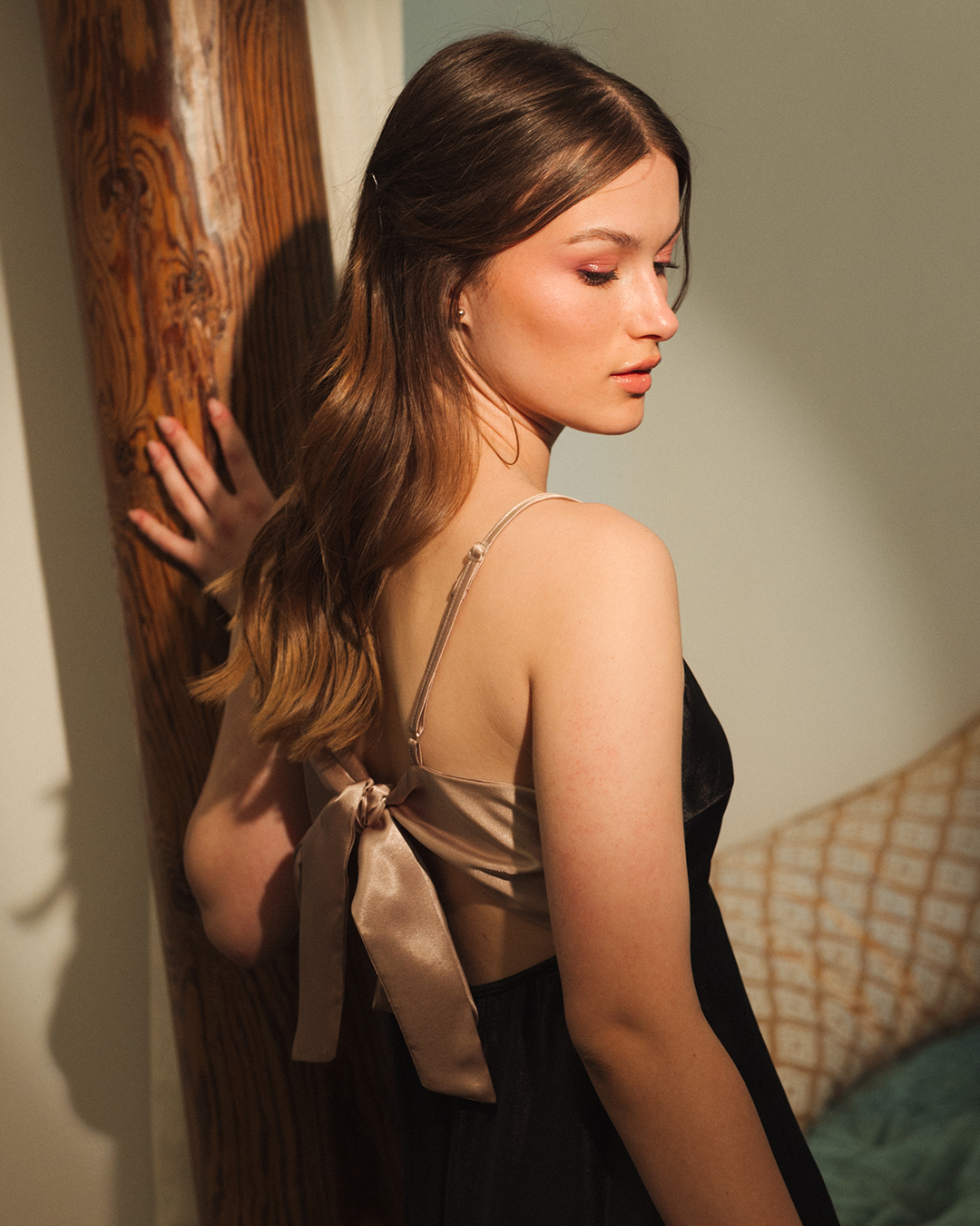 قميص نوم ساتان بفيونكة من الظهر