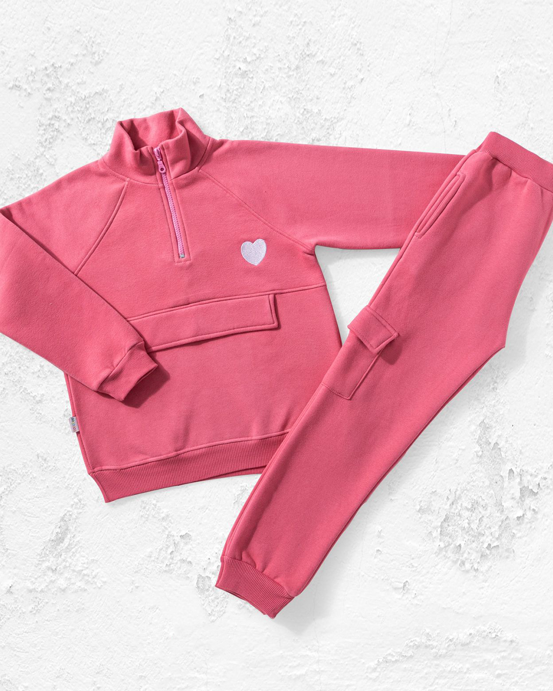 Girls' pajamas with a medium length and a heart-shaped pants with a zipper on the chest