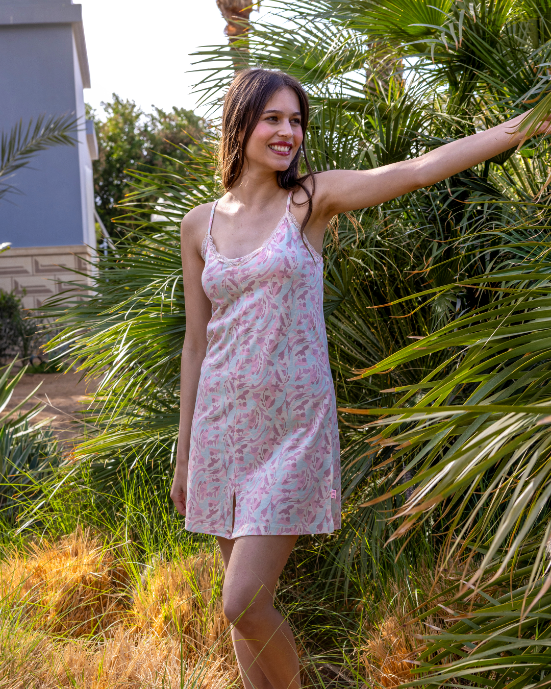 Abstract Flowers قميص حريمي حمالة