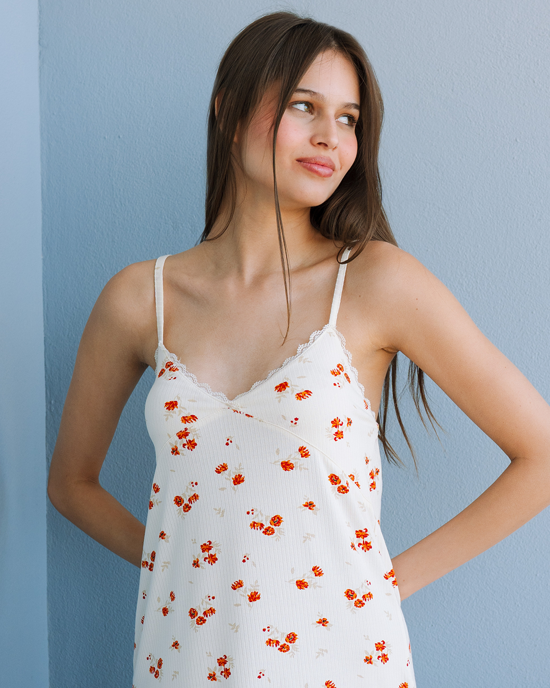 قميص حريمي حمالة بدانتل ورد برتقالى