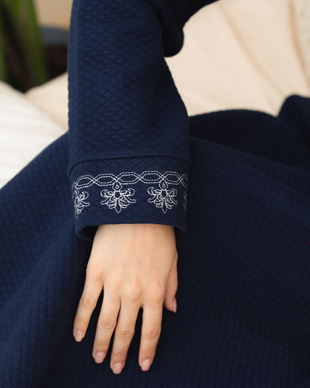 Women's galabiya with embroidery on the chest, plain, capitone