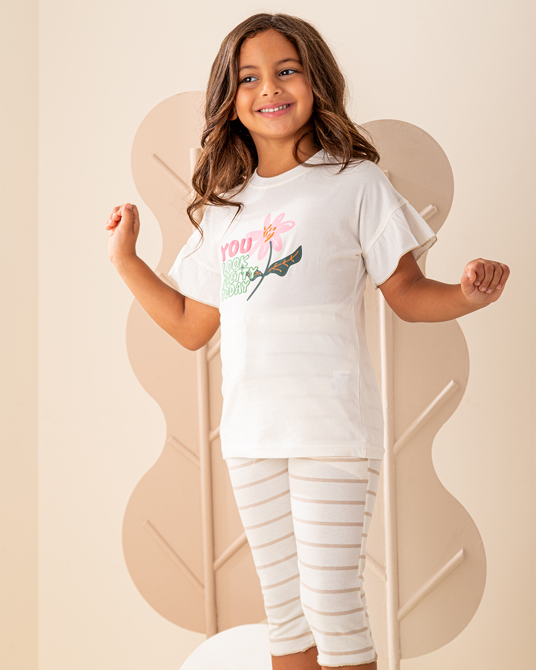 بيجاما نص كم رافل و بنتاكو قطن مع طباعه ورد على الصدر