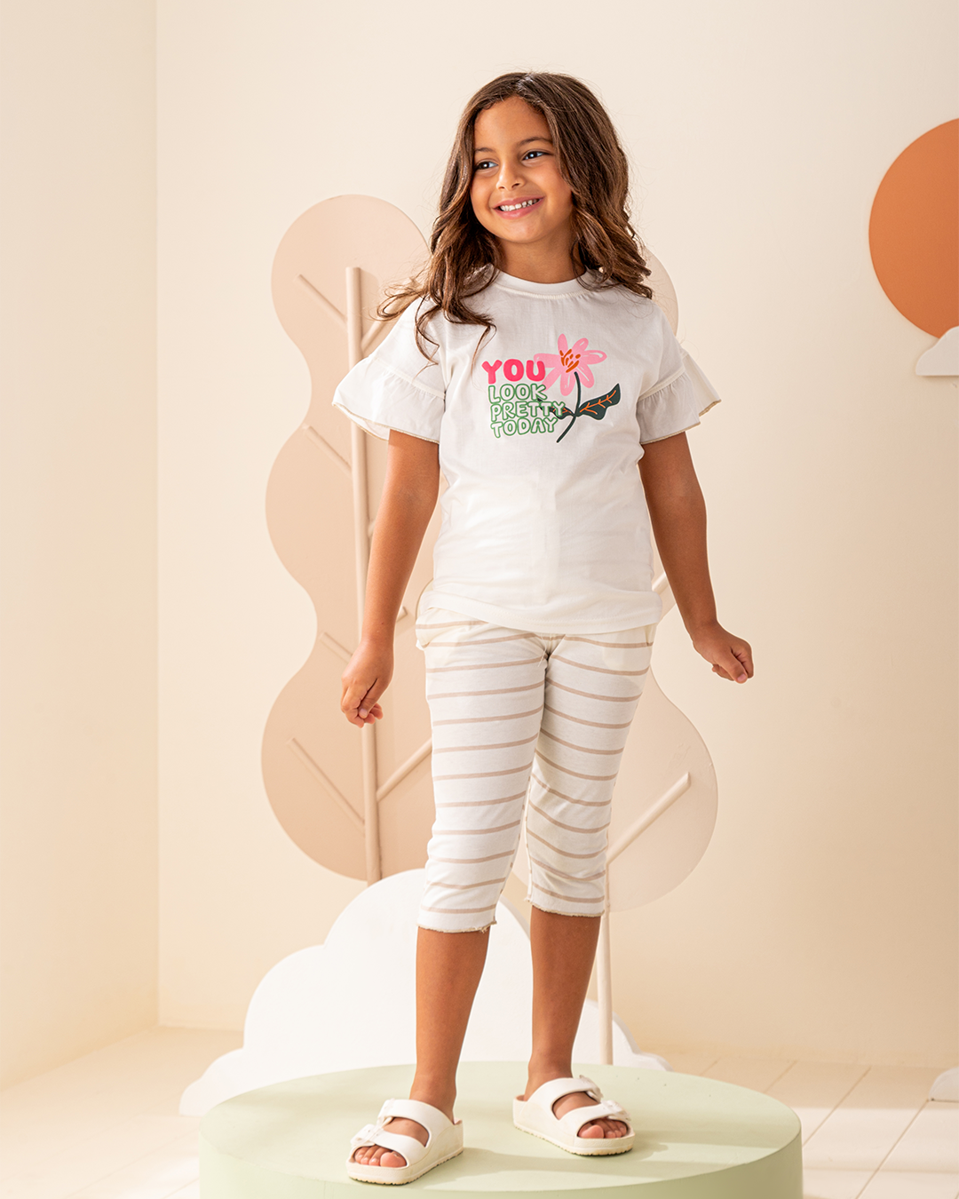 بيجاما نص كم رافل و بنتاكو قطن مع طباعه ورد على الصدر