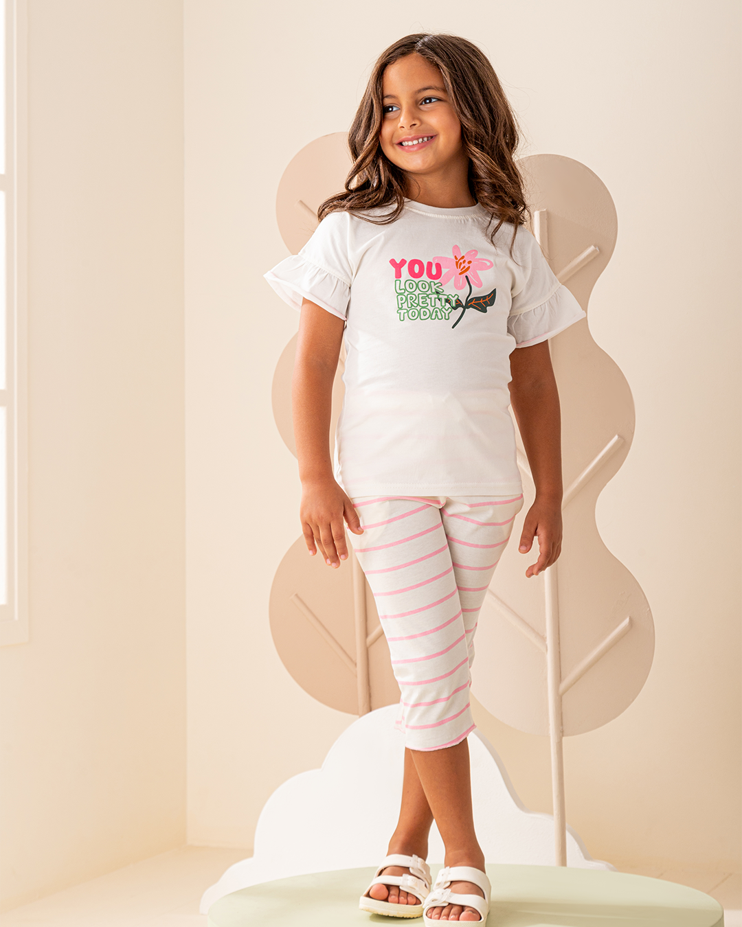 بيجاما نص كم رافل و بنتاكو قطن مع طباعه ورد على الصدر