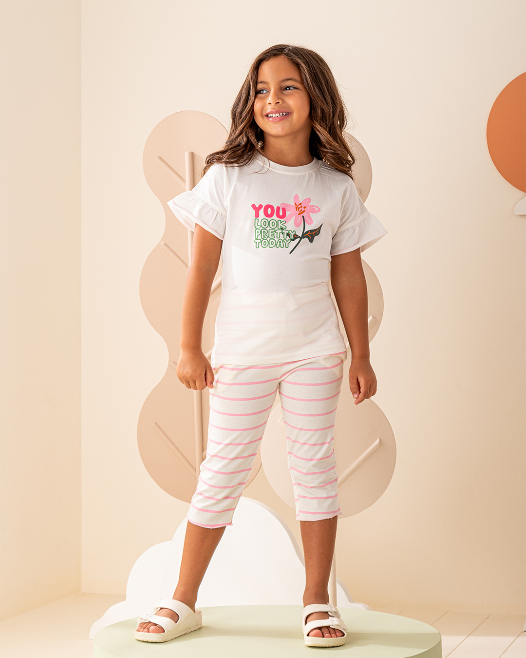 بيجاما نص كم رافل و بنتاكو قطن مع طباعه ورد على الصدر