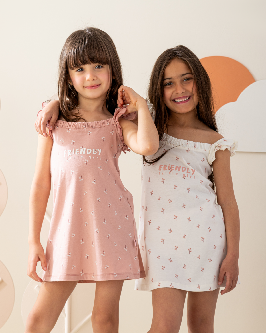 Friendly Little Girlفستان بناتي كَت